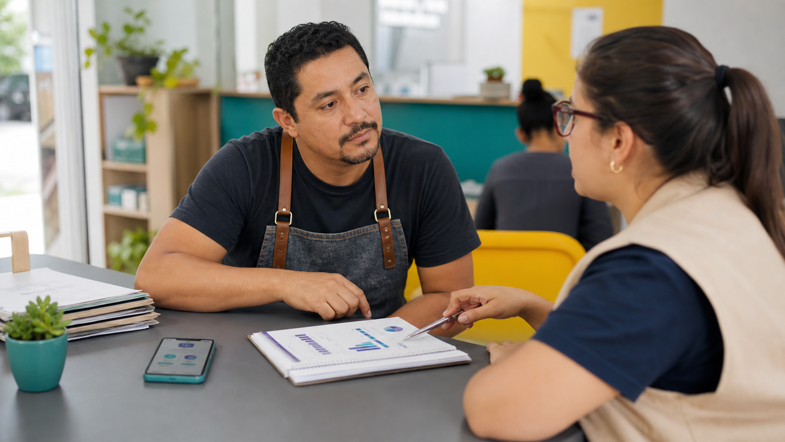 Microempreendedor conversa em atendimento comunitario sobre MEI, CadUnico e renda familiar